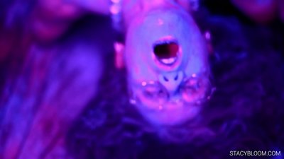 Bayi masturbasi ing kamera lan ndadekke dhéwé kanggo orgasme.