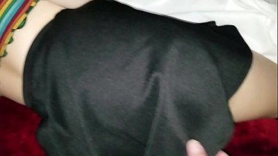 Turu prawan schoolgirl adhine nemu dheweke nyenyet bokong karo dheweke driji